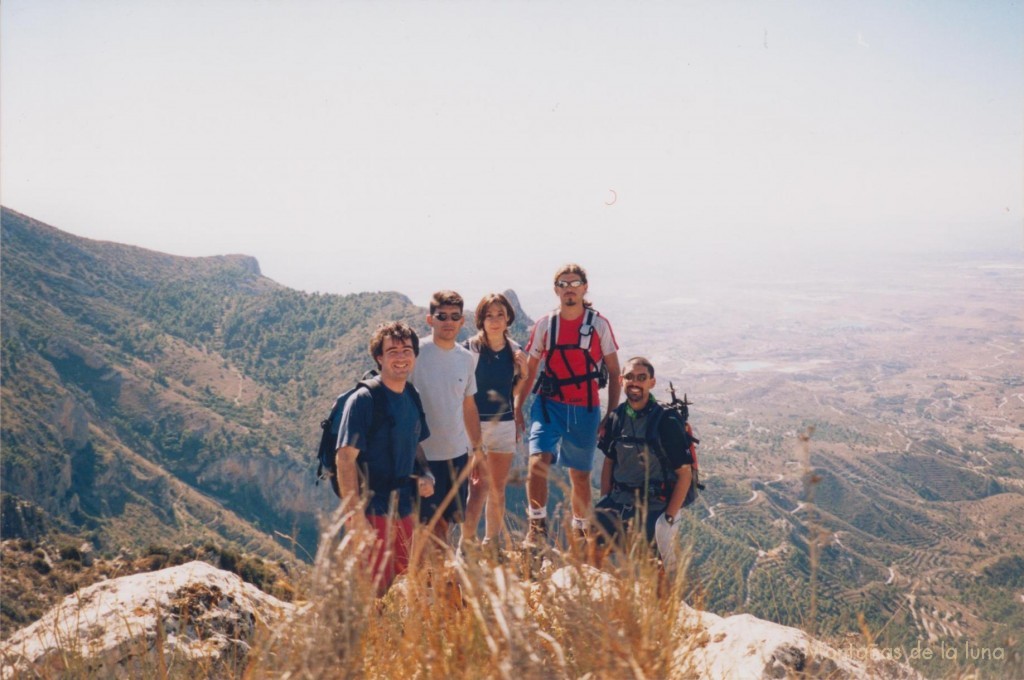 De izquierda a derecha: Joaquín, Quique, Infi, Juan y Jesús Santana en la cima de la Penya de l’Home, 1.138 mts.